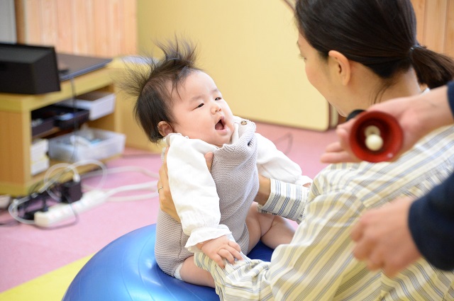 9 12か月の赤ちゃんに 運動機能を高めるボール遊び Eqwel Times 幼児教室イクウェルチャイルドアカデミー