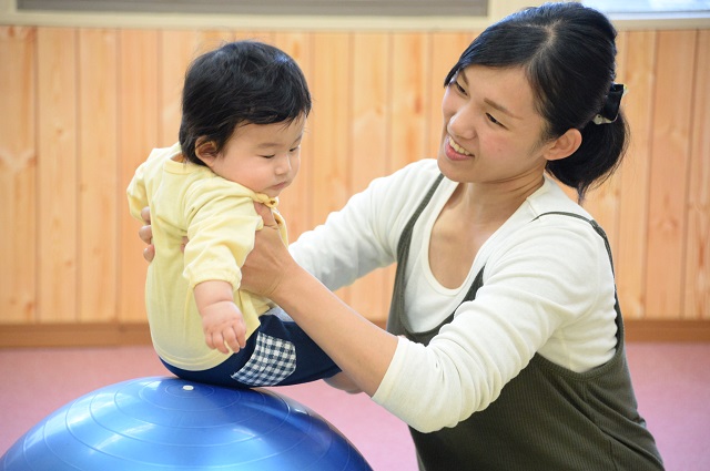 9 12か月の赤ちゃんに 運動機能を高めるボール遊び Eqwel Times 幼児教室イクウェルチャイルドアカデミー